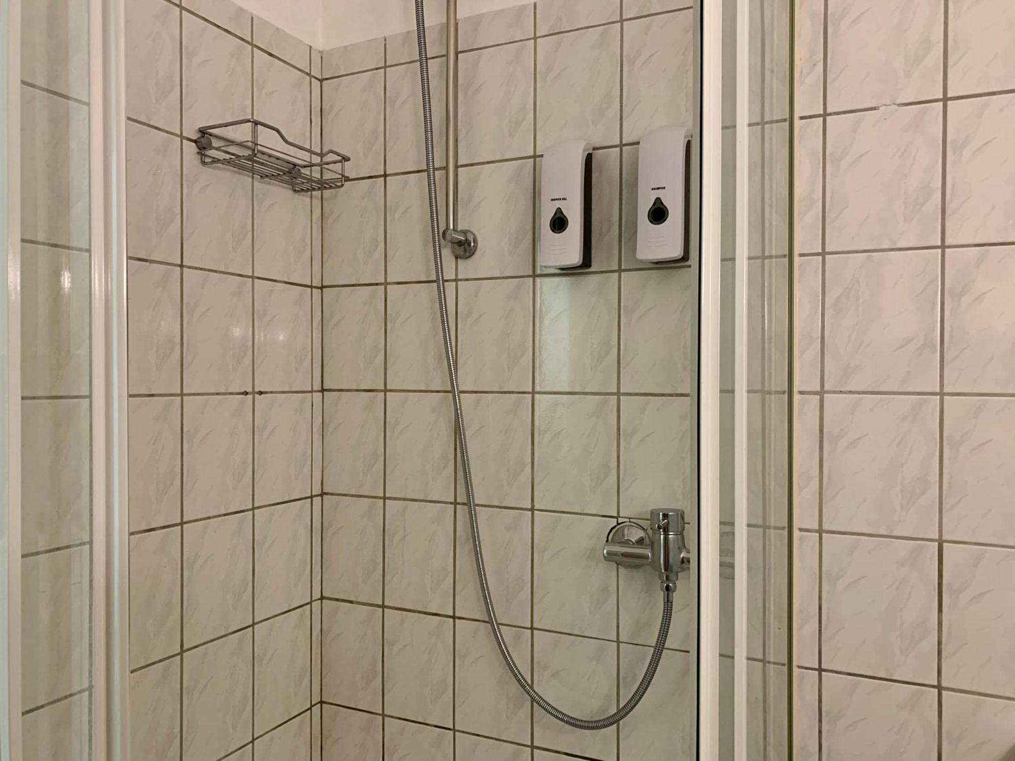 Tt Living Apartment Luebeck I Souterrain Wohnung Mit Terrasse I Naehe Hbf I Kostenlos Parken Exterior photo